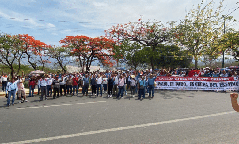 Marchan maestros e inician paro indefinido en Chiapas