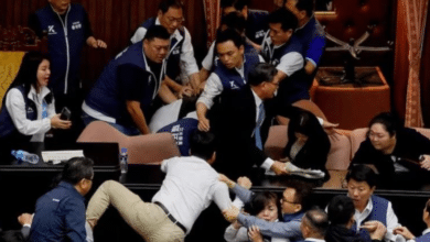 Legisladores en Taiwán se agarran a golpes en plena sesión