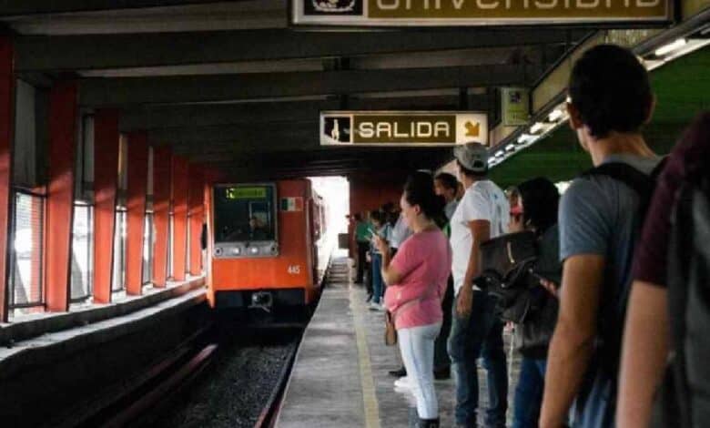 Mujer intenta recuperar su celular que cayó a las vías del Metro