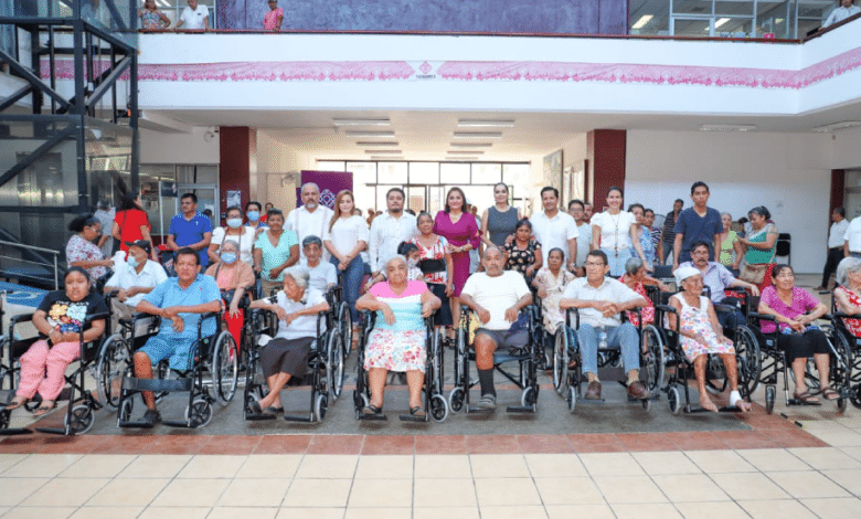 Entregan ayuda a personas con discpacidad