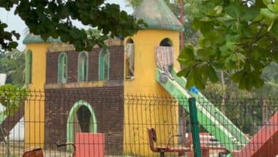 Indigentes chiapanecos utilizan un castillo infantil para vivir en un parque de Veracruz