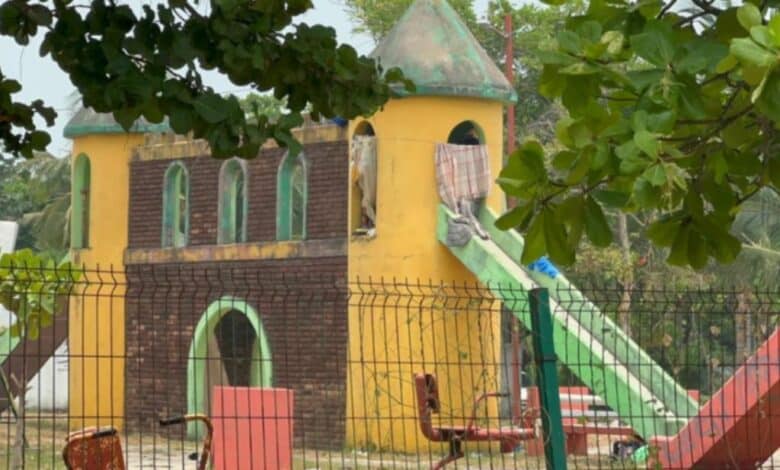 Indigentes chiapanecos utilizan un castillo infantil para vivir en un parque de Veracruz