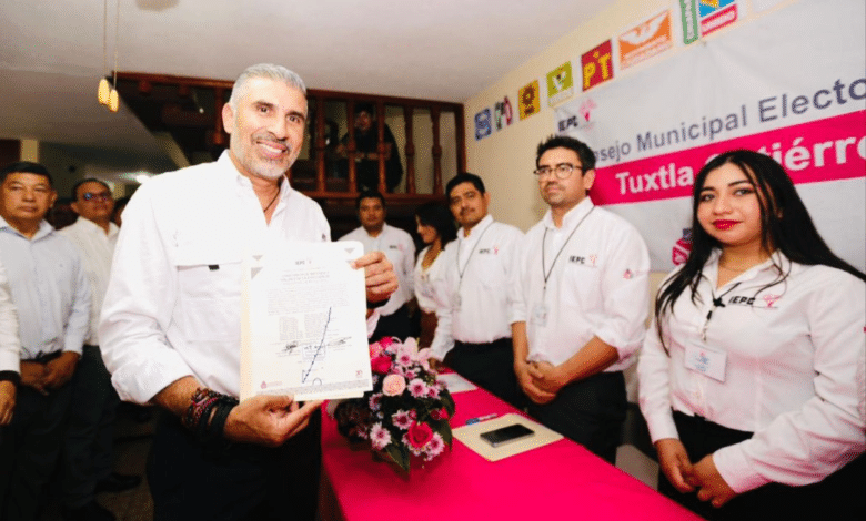 Tuxtla tiene nuevo presidente Angel Torres recibe constancia de mayoría