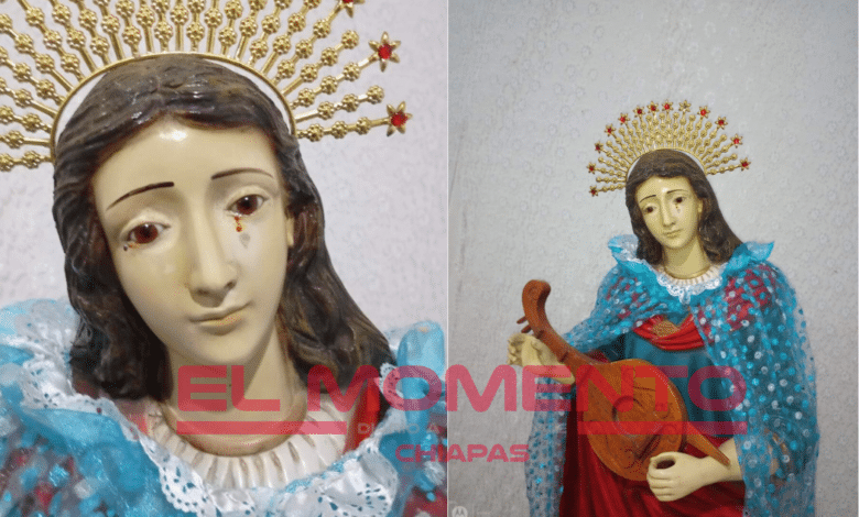 Feligreses conmocionados antes supuestas lagrimas de sangre de la virgen Santa Cecilia, en Tuzantan de Morelos