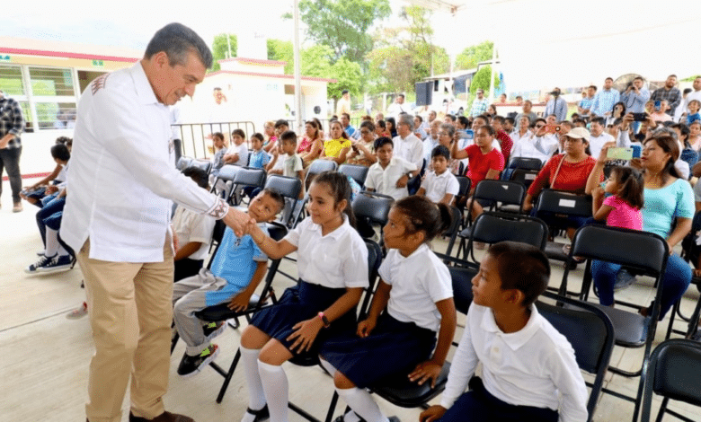 Con respaldo de AMLO sacan adelante al sector educativo