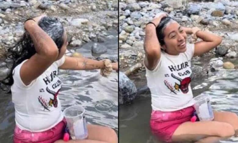 Por desabasto de agua, joven se baña _a la antigua_ en río de NL