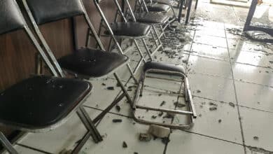 En Tuxtla Gutiérrez vandalizan dos edificios educativos, grupo de 29 a 25 personas encapuchadas.