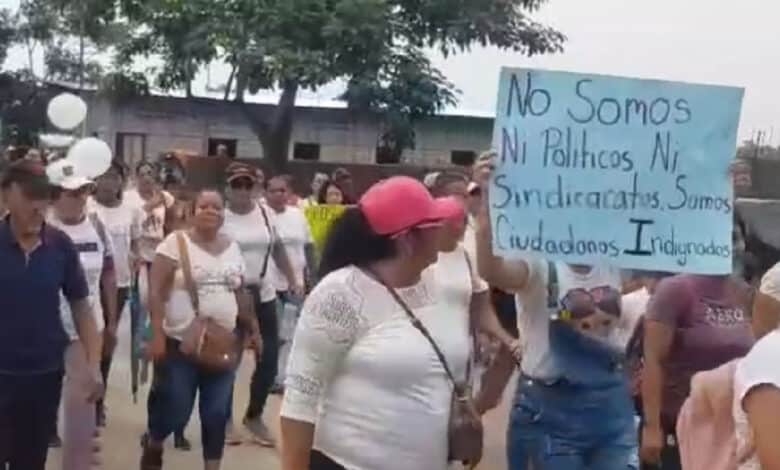 Pobladores de 26 comunidades que integran el municipio de Acapetahua, Chiapas salieron a las calles para pedir alto a la violencia.