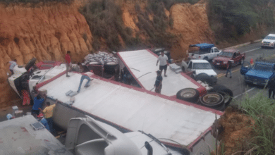 Carretera Ocozocoautla-Arriaga cerrada por cuatro horas tras accidente entre tráileres