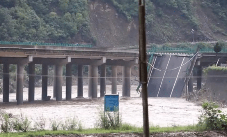 Derrumbe de puente en China deja 12 fallecidos y 30 desaparecidos