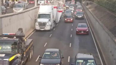 Tráiler se atora en bajo puente de Viaducto