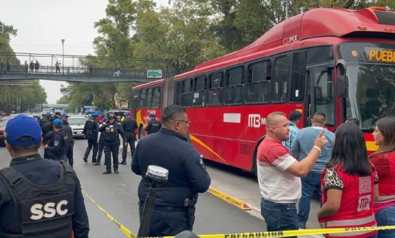 Mujer muere al ser arrollada por Metrobús en CDMX