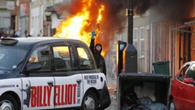 Disturbios en Inglaterra deja vehículos incendiados y destrozos
