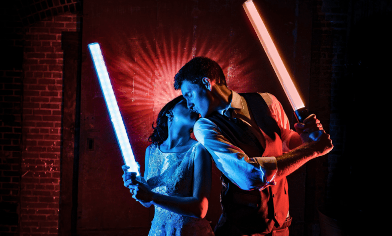 Novios sorprenden con pelea al estilo “Star Wars” durante su boda