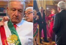 Así se puso AMLO la banda presidencial para su último Grito