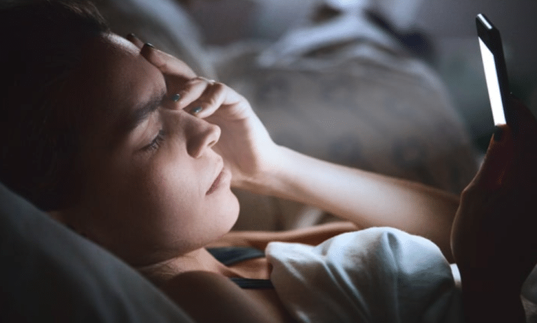 ¡Cuidado con el Vamping! Profeco alerta sobre los peligros del uso nocturno del celular