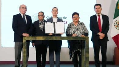 Presidenta Claudia Sheinbaum firma acuerdo que reconoce como crimen de lesa humanidad la matanza estudiantil del 2 de octubre de 1968