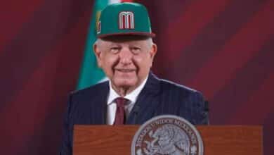 Venden en 55 mil pesos gorra supuestamente firmada por AMLO