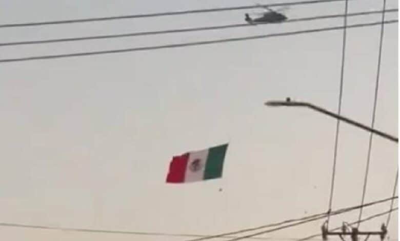 Helicóptero ondea bandera nacional en cielo de Culiacán