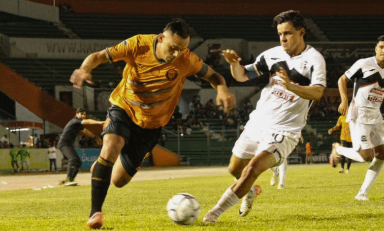 Jaguares FC se impone con hat-trick de Valerio y se mantiene en la lucha por la fase final