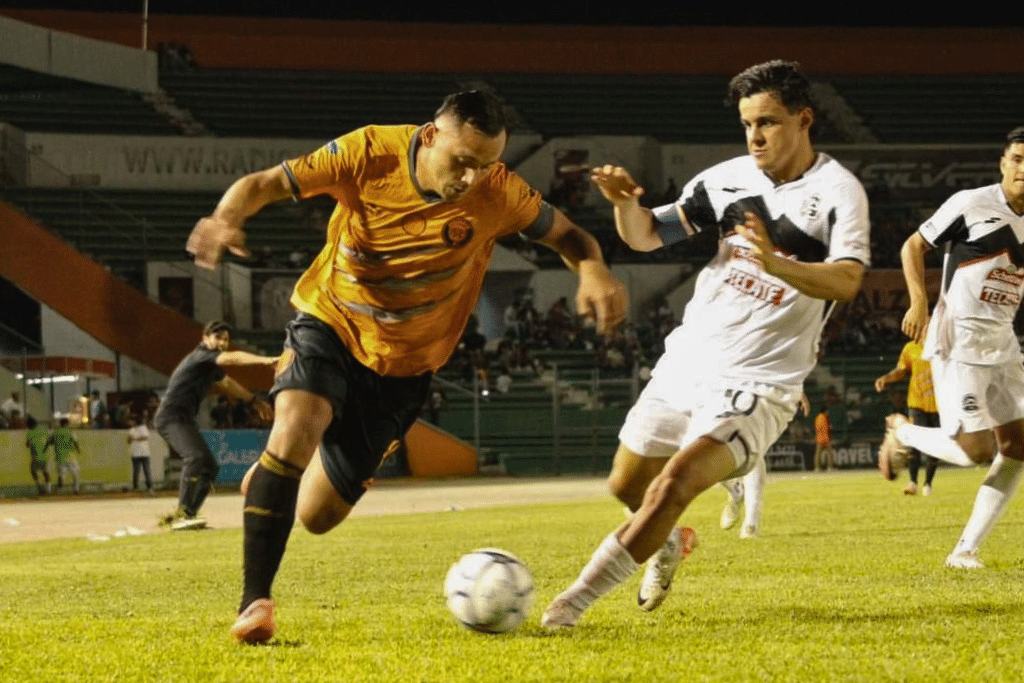 Jaguares FC se impone con hat-trick de Valerio y se mantiene en la ...