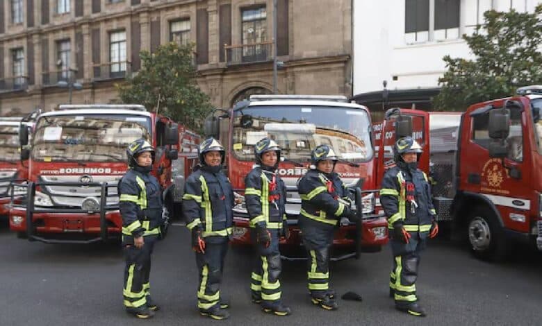 Brugada entrega 11 nuevas unidades para Bomberos de CDMX