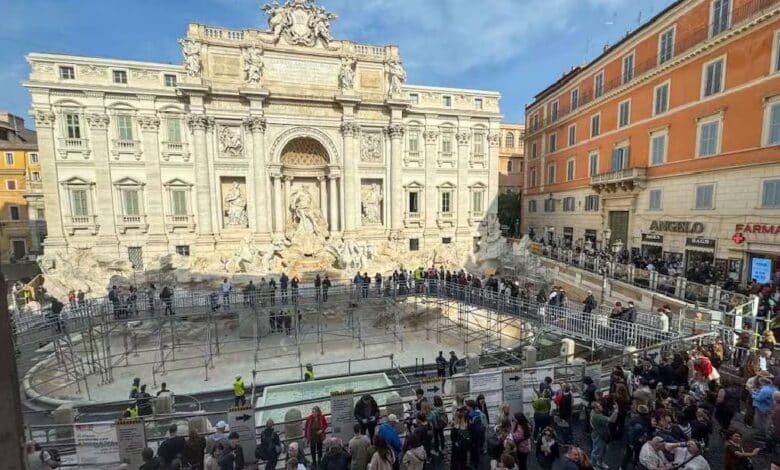 Fontana di Trevi en mantenimiento; turistas no pueden lanzar monedas