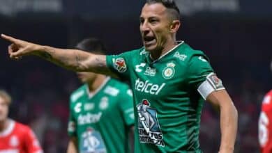 ¡Sin despedida! Andrés Guardado sorprende al viajar a Monterrey con férula y muletas