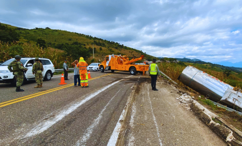 Tráiler pierde el control en autopista de San Cristóbal, solo daños materiales