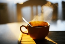 Por qué es benéfico tomar café por las mañanas