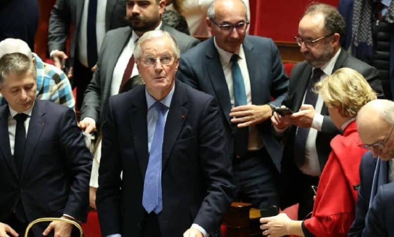 Diputados tumban al gobierno en Francia; Macron evalúa opciones