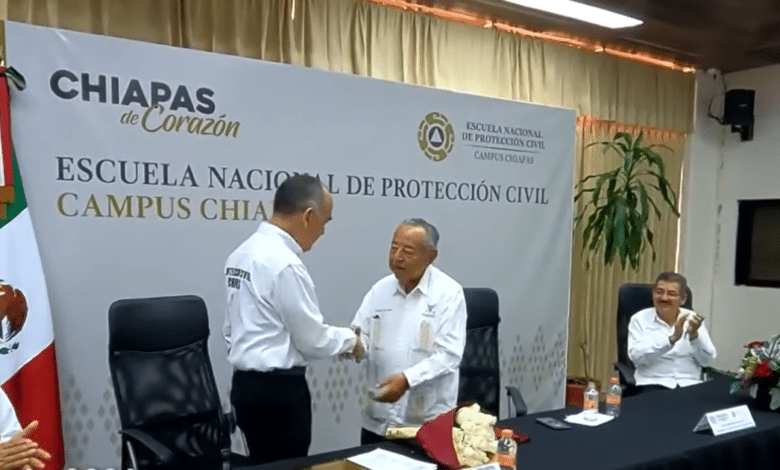 Reconocen a Luis Manuel García Moreno por contribuir a la protección civil de Chiapas