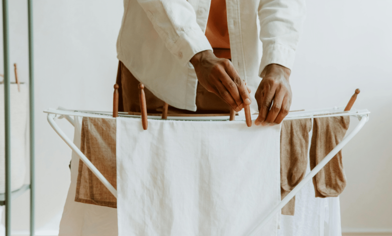 Imagen de persona tendiendo ropa limpia