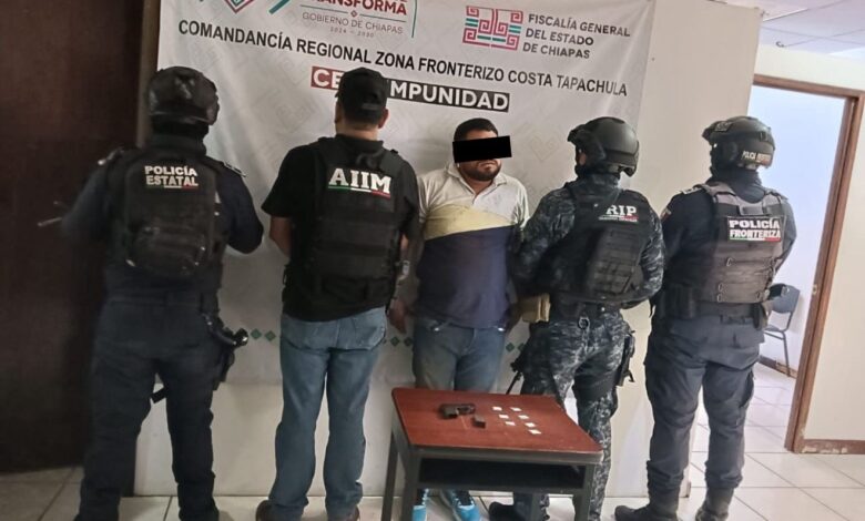 Detienen a dos personas con presuntos narcóticos y armas de fuego en Chiapas