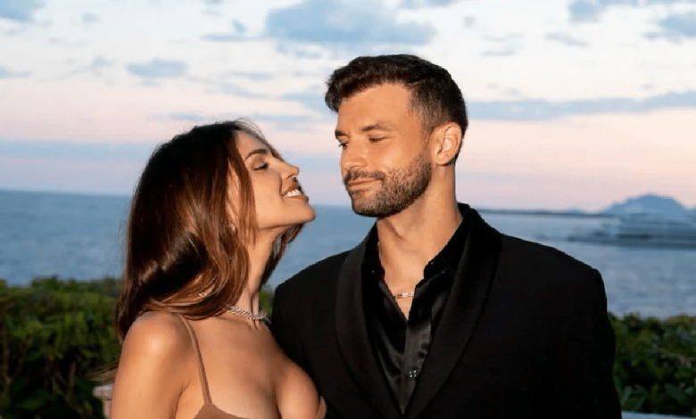 Eiza González y Grigor Dimitrov abrazados, sonrientes, en una imagen compartida en Instagram como parte de la confirmación de su noviazgo.