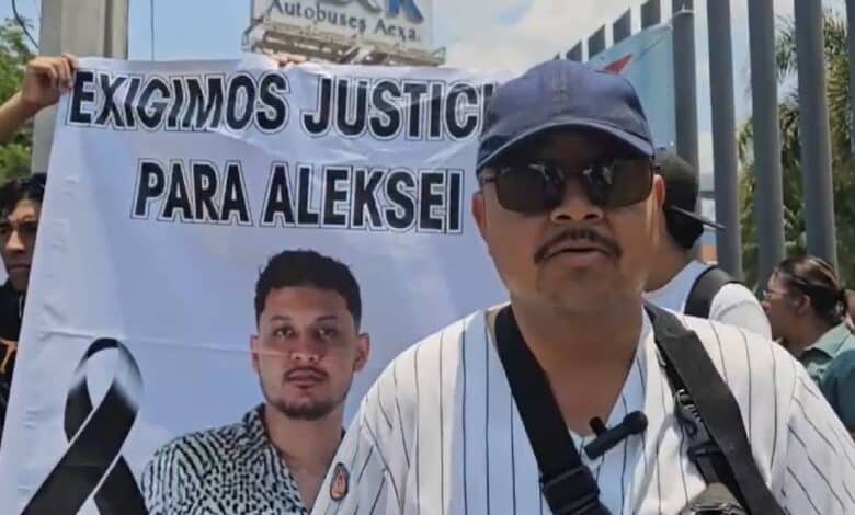 El joven cantante murió en un choque ocurrido el pasado 4 de abril; acusan abandono por parte de la empresa y su aseguradora.