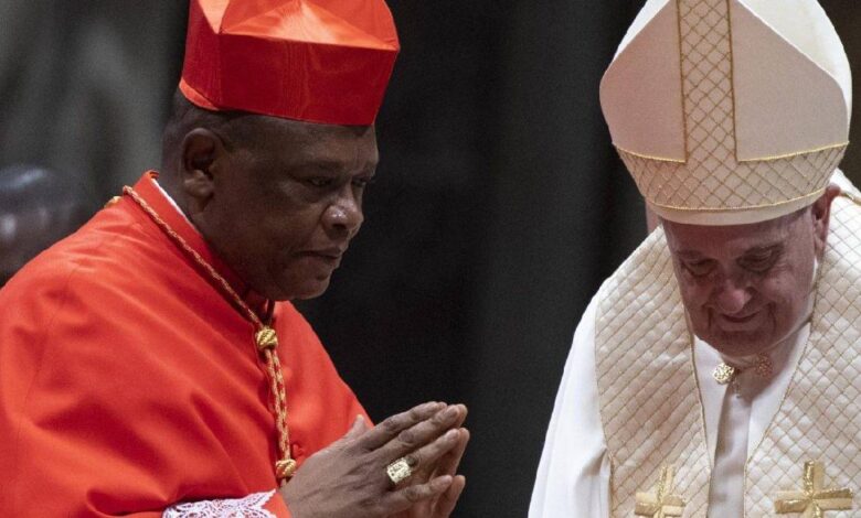Fridolin Ambongo Besungu nació en el seno de una familia humilde en Boto, en la provincia de Nord Ubangi, en República Democrática del Congo (RDC), en una familia católica, y uno de 11 hermanos.