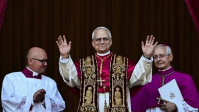 León XIV saluda en español tras ser elegido como nuevo papa