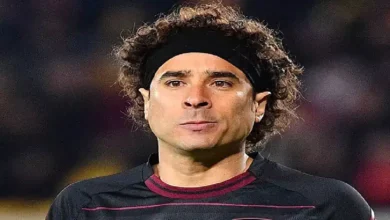 Guillermo Ochoa en el campo con el uniforme del AVS Futebol SAD, luciendo serio y concentrado durante un partido clave en la liga portuguesa