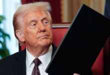 Trump firmando las nuevas medidas arancelarias (Foto por CNN)