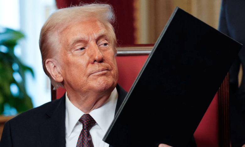 Trump firmando las nuevas medidas arancelarias (Foto por CNN)