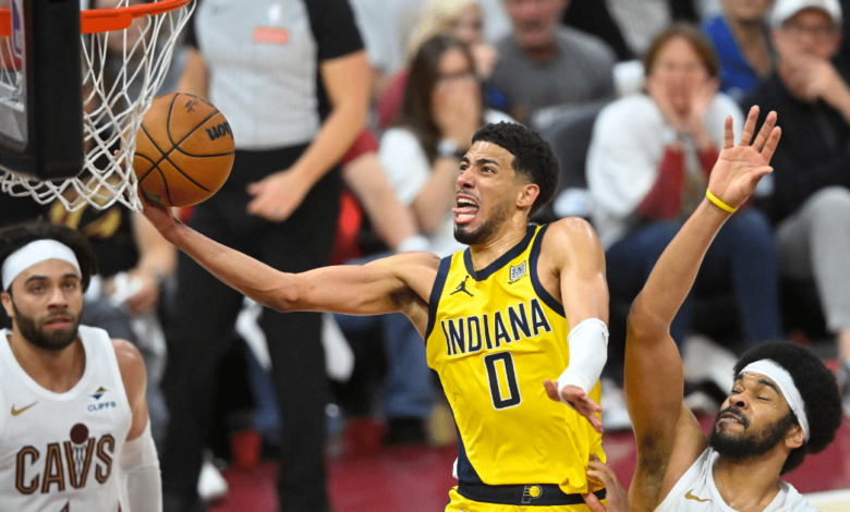Tyrese Haliburton protagoniza un milagroso triple para que los Pacers se lleven el triunfo ante los Cavaliers (Foto por Reuters)