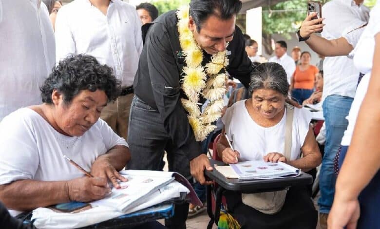 Entrega de celulares y supervisión de círculos de estudio, parte de la cruzada contra el analfabetismo en Chiapas
