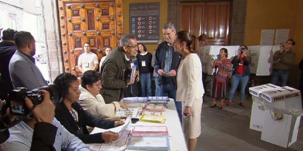 Claudia Sheinbaum vota en elección judicial