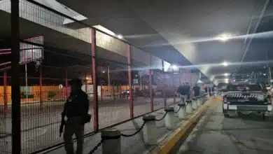 Desalojan a migrantes bajo el puente Torre Chiapas por razones humanitarias
