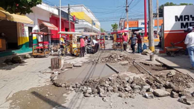Ciudadanos y tricicleros de Pijijiapan reparan calles ante abandono del ayuntamiento