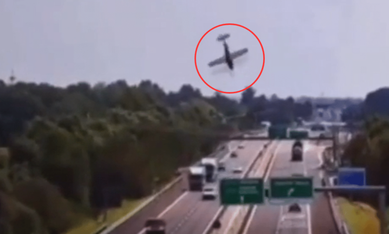Un avión ultraligero se precipitó sobre una autopista en Azzano Mella, provincia de Brescia, al norte de Italia, provocando la muerte del piloto y su acompañante.