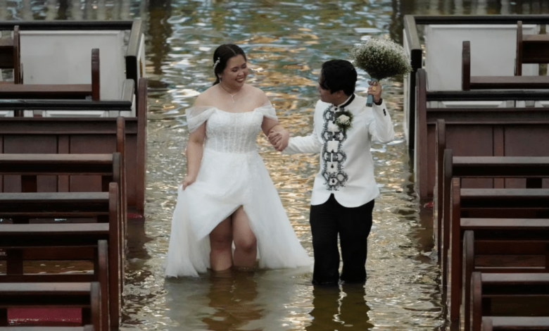 Las imágenes de una pareja que no dejó que el clima arruinara su día especial y se casó en una iglesia inundada en Malolo, Filipinas, están dándole la vuelta al mundo.