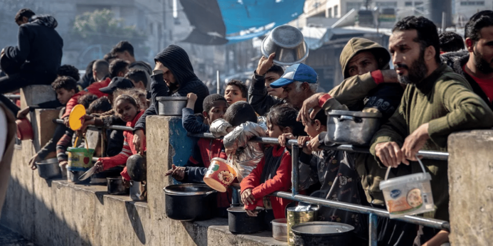 Más de 100 organizaciones internacionales han advertido que Gaza se enfrenta a una hambruna masiva sin precedentes, mientras aumentan los fallecimientos por inanición, incluidos menores de edad.