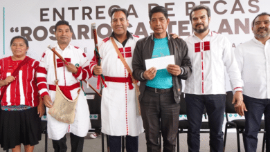 El Gobernador del estado hace entrega de apoyos en materia de infraestructura, becas y conectividad al único municipio que elige a sus líderes por uso y costumbres